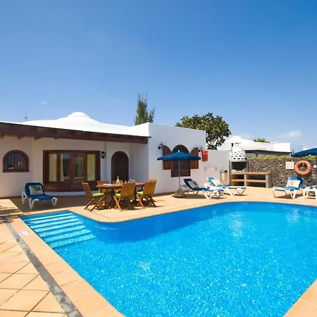 Вилла In Puerto Del Carmen Sleeps 6 With Pool