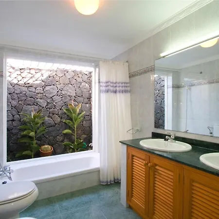 In Puerto Del Carmen Sleeps 6 With Pool Вилла *
